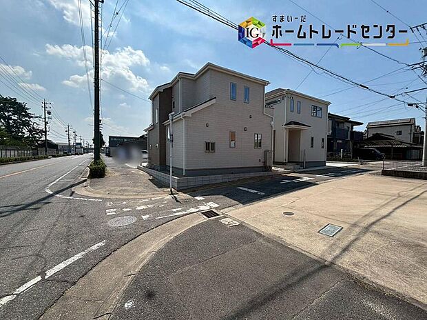 【前面道路含む現地写真】前面は、北側約１６．０ｍ　西側約２．９ｍの道路です。
ゆとりがあり、静かな環境の為、駐車も落ち着いて行えます。
お問い合わせはお気軽に♪　　　