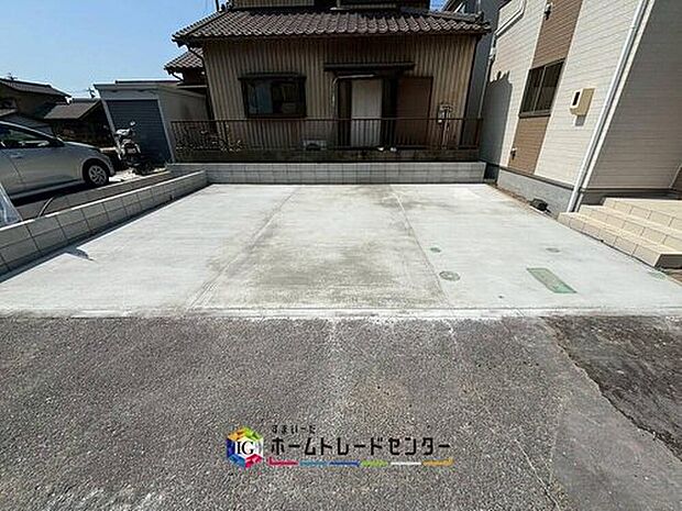 【駐車場】A号棟
並列３台駐車可能なスペースを確保しました☆
来客時も安心です♪
セカンドカー用にされてもいいですね♪
交通量が少なく、ゆとりをもって駐車できます。
駐車が必要ないスペースは他の用途多数！