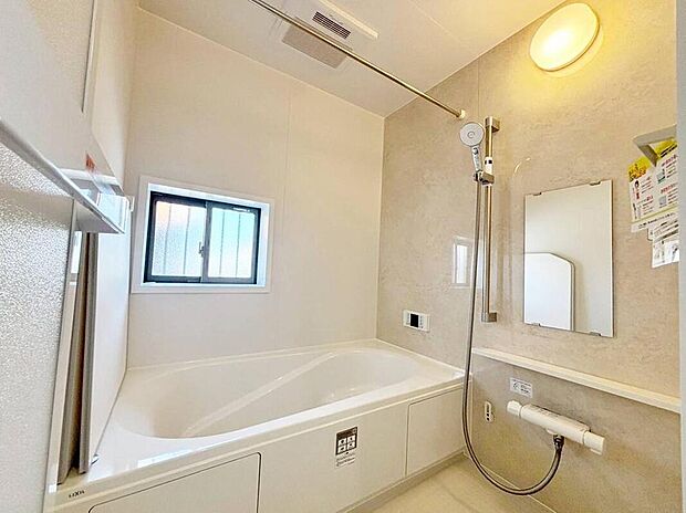 【浴室】A号棟
１坪以上広さを設けた浴室で、ゆったりバスタイム♪
お子様と一緒に入るにも充分な広さです。一日の疲れを癒せます♪　　　