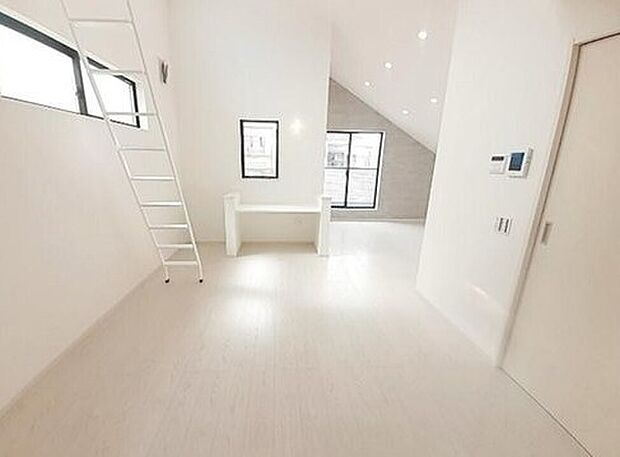 【リビング】２２．２帖の明るいリビング♪　　　　
対面式キッチンは、家事をしながら家族の様子が一目でわかる、安心＆便利設備♪
リビング階段仕様となっているので、毎日家族とのコミュニケーションが捗りそう♪