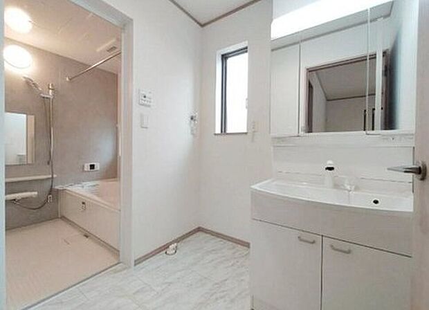 【洗面台・洗面所】J号棟
暮らしを快適にする洗面化粧台。
収納力と機能性に優れた使いやすい設備で、忙しい朝の身支度もスムーズに♪