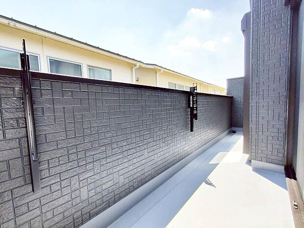 【バルコニー】日当たり良好な南向きの広々としたバルコニー!
2部屋から出入り出来て大変便利です。
お洗濯だけでなく、ちょっとしたリラックスできる空間にもなりそうです☆