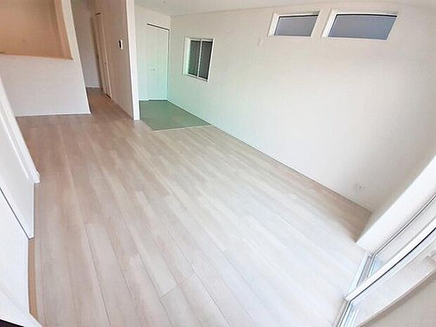 【リビング】1号棟
明るい雰囲気が心地いい15.1帖の開放的なリビング♪
採光良好です!
家族団らんの時間も増えそうなくつろぎの場所になりそう♪