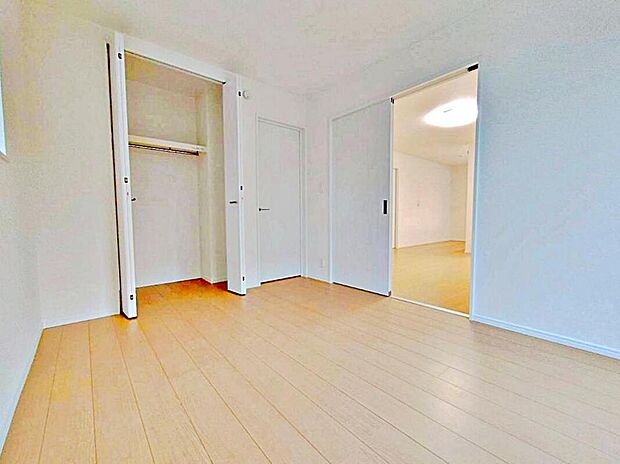 【リビング以外の居室】LDKと隣接した約5.25帖の洋室。
洋室は、リビングから目が届く場所なので、お子様の遊び部屋・お昼寝スペースとして使うのもオススメです♪