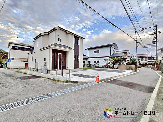 【前面道路含む現地写真】前面は、東側約4m・北側約4m・西側約3.65mの道路です。
ゆとりがあり、静かな環境の為、駐車も落ち着いて行えます。
お問い合わせはお気軽に♪