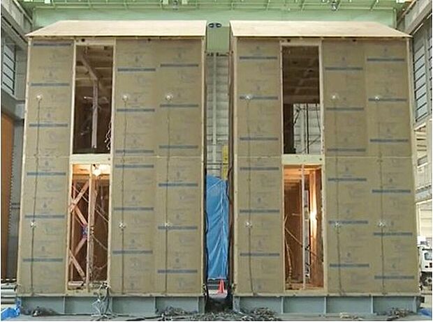 【制震性能比較実験】震度6強を最大67%低減できることが証明されました。さらに、最大震度6強クラスとなる120秒間続く地震を、約200回受けても制震性能は衰えないと実証実験で分かっています。