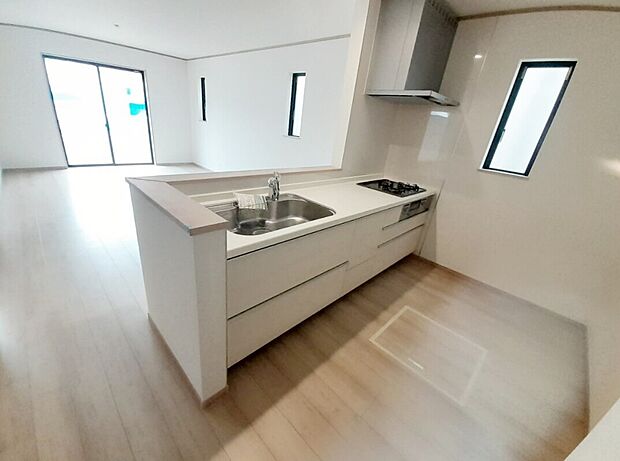 【キッチン】B号棟　収納力豊富なシステムキッチン。
大型スライド収納付きで、すっきり片付けやすいキッチンです。
床下収納もついています♪