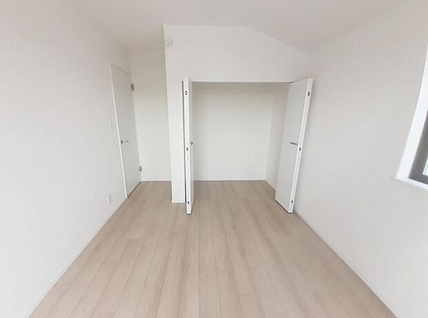 【リビング以外の居室】B号棟　２面採光を施した為、晴れの日の日中はいつも明るい室内に。
窓を開放すれば気持ちの良い風が入り込んできます。