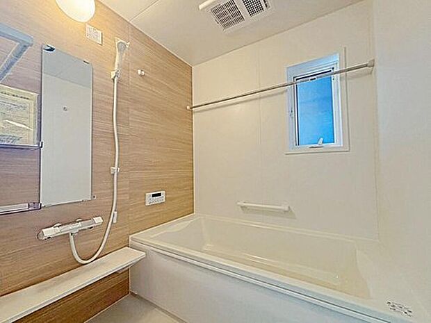 【浴室】1号棟
のびのび1坪タイプのバスルーム。
手すりも付いていますので安心してのんびり入浴できます。
お子様と入浴しても良いですね♪
一日の疲れもすっきり取れます。