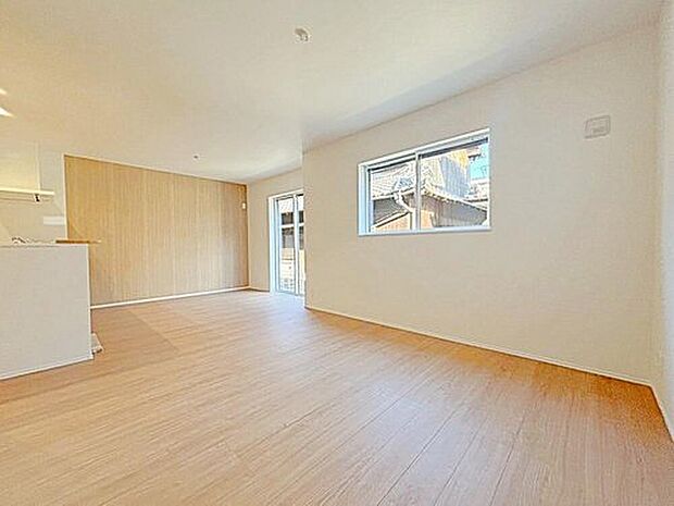 【リビング】1号棟
広々としたリビング♪
三面採光を施したので、晴れの日はいつも明るい空間です♪