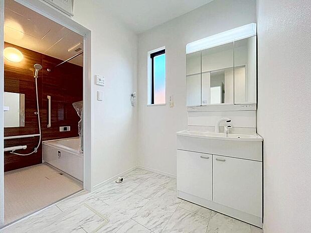 【洗面台・洗面所】B号棟
暮らしを快適にする洗面化粧台。
収納力と機能性に優れた使いやすい設備で、忙しい朝の身支度もスムーズに♪