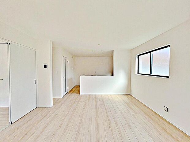 【リビング】B号棟
明るい雰囲気が心地いい16.12帖のリビング♪
採光良好です!
家族団らんの時間も増えそうなくつろぎの場所になりそう♪