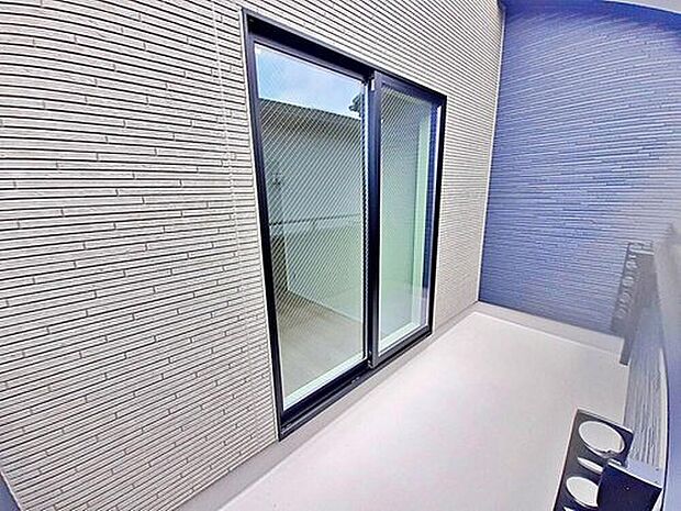 【バルコニー】1号棟
広々としたバルコニー♪
家族分の洗濯物もしっかり干せます。
南向きで日当たりも良く、毎日のお洗濯が楽しくなりそう♪