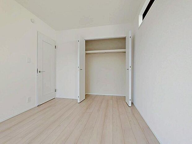 【収納】B号棟
各居室に収納を設けました!
お洋服をたくさんお持ちの方でもたっぷり収納できます。
お部屋を最大限広くご活用いただけます。