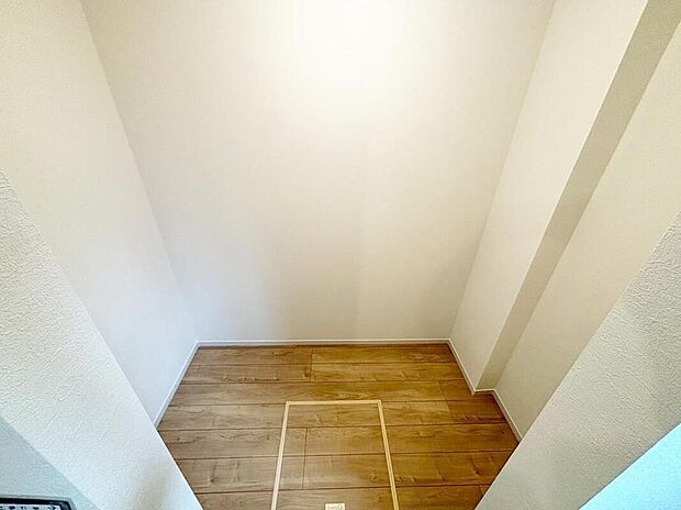 【収納】ウォークインクローゼット
大きな荷物も収納可能なスペース!
季節ごとの入れ替え不要な嬉しい設備
になっています♪