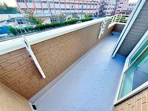 【バルコニー】B号棟
2部屋から出入りできて便利なワイドバルコニー♪
家族分の洗濯物もしっかり干せます。
南向きで日当たりも良く、毎日のお洗濯が楽しくなりそう♪