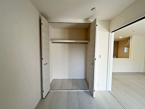 【収納】１号棟
広々とした空間の為、カビや湿気の予防もできます♪
衣類だけでなく、スーツケースや季節家電などの大きな物も収納可能です♪
