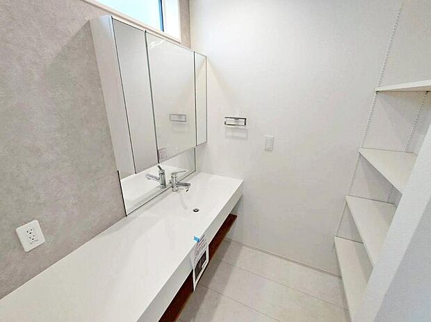 【洗面台・洗面所】2号棟
暮らしを快適にする三面鏡仕様の洗面化粧台。
収納力と機能性に優れた使いやすい設備で、忙しい朝の身支度もスムーズに♪