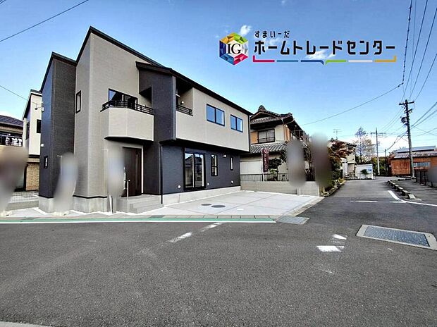 【前面道路含む現地写真】前面は、交通量の少ない西側約6m・南側約5.9mの道路です。
お車は最大並列3台駐車可能(車種による)で、ゆとりがあり、駐車も落ち着いて行える環境になっています。