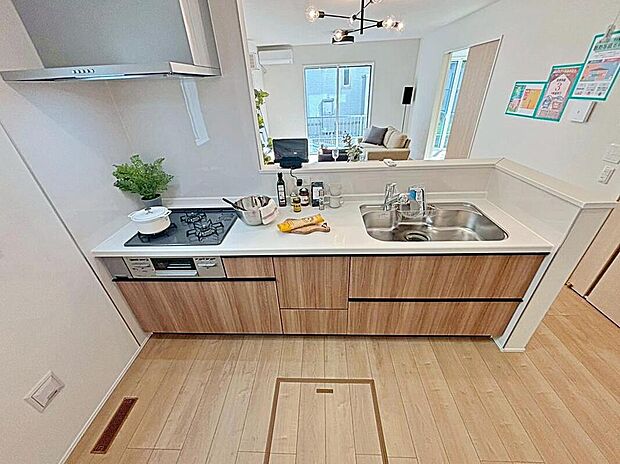 【キッチン】収納力豊富なシステムキッチン。
大型スライド収納付きで、すっきり片付けやすいキッチンです。
床下収納もついています♪