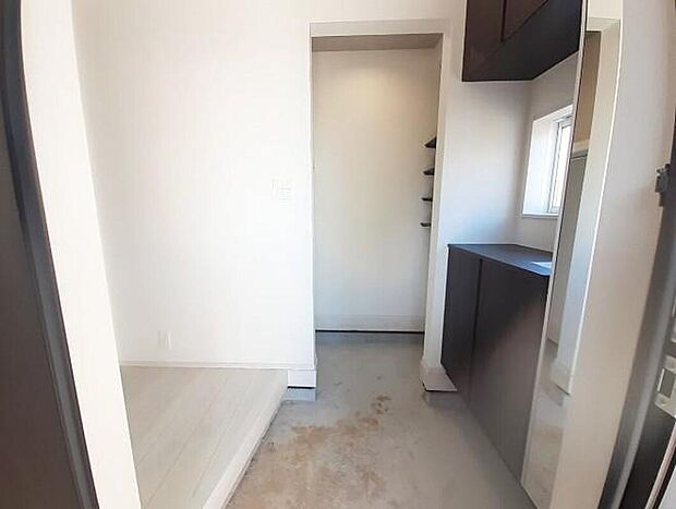 【玄関】2号棟
シューズインクロークあります♪
明るくて清潔感があり、上部が吹抜けの開放感溢れる玄関。
便利な姿見鏡や下駄箱収納付きです♪
散らかりがちな玄関もスッキリ片付きます♪