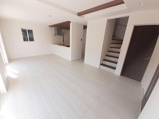 【リビング】2号棟
大空間約18帖の明るいリビング♪
3面採光を施しました♪
対面式キッチンは、家事をしながら家族の様子が一目でわかる安心&便利設備♪