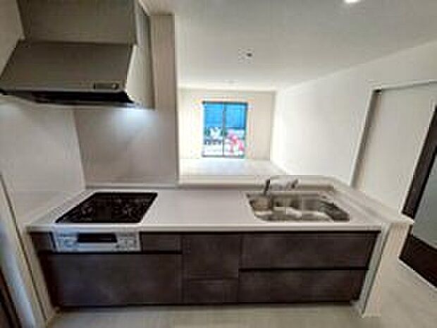 【キッチン】１号棟
収納力豊富なシステムキッチン。
大型スライド収納付きで、すっきり片付けやすいキッチンです。
床下収納もついています♪