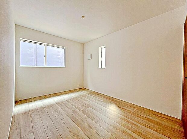 【リビング以外の居室】4号棟
客間としても便利な洋室♪
ご年配の方の居室やお子様の遊びスペースとしても便利♪