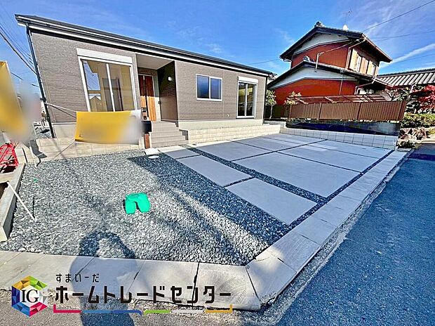 【庭】2号棟 お庭スペース☆
駐車スペースの隣にお庭がございます♪
小さなお子様の遊び場や、ガーデニング・家庭菜園・BBQなどお好みにお楽しみいただけます♪