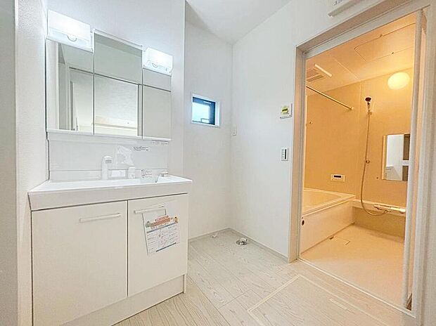 【洗面台・洗面所】３号棟
暮らしを快適にする三面鏡仕様の洗面化粧台。
収納力と機能性に優れた使いやすい設備で、忙しい朝の身支度もスムーズに♪