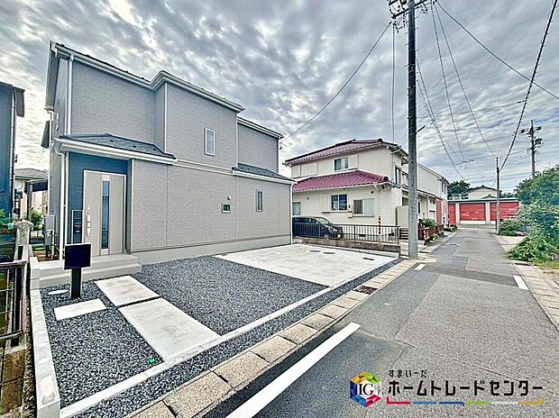 【前面道路含む現地写真】前面は、北側約３．７ｍの道路に接道しています。
ゆとりがあり、落ち着いて駐車できます♪
舗装されている道路なので、ベビーカー等で通っても安心ですね♪