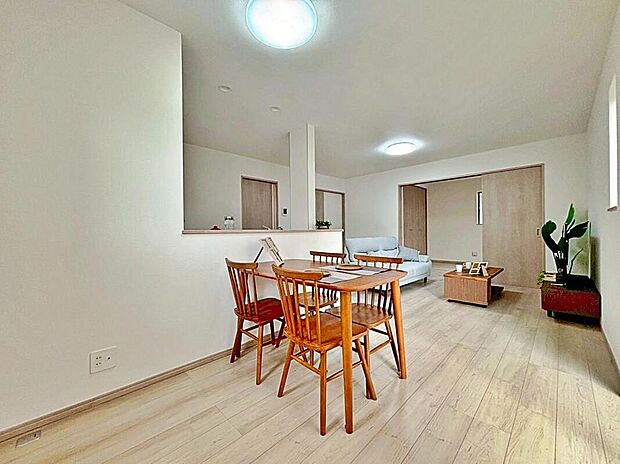 【リビング】陽光ふりそそぐ明るい約１６．２５帖のリビング。
対面式キッチンは、家事をしながら家族の様子が一目でわかる安心＆便利設備♪