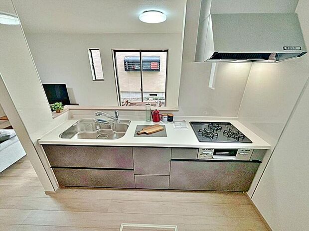 【キッチン】収納力豊富なシステムキッチン。
大型スライド収納付きで、すっきり片付けやすいキッチンです。
床下収納もついています♪