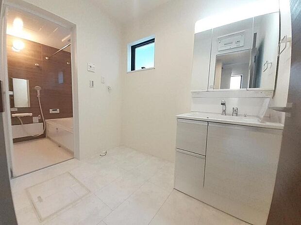 【洗面台・洗面所】１号棟
暮らしを快適にする三面鏡仕様の洗面化粧台。
収納力と機能性に優れた使いやすい設備で、忙しい朝の身支度もスムーズに♪