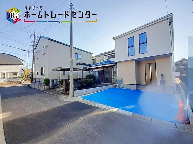 【前面道路含む現地写真】前面は、東側約４ｍの道路に接道しています。
車通りも少なく、落ち着いて駐車が可能です♪