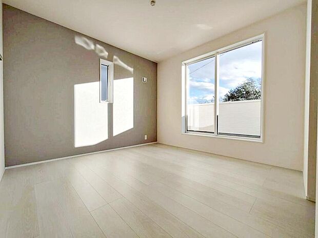 【リビング以外の居室】２号棟
バルコニーに直接アクセスできる居室です！
室内の空気を効率よく入れ替えることができ、夏場や湿気の多い時期には便利です♪