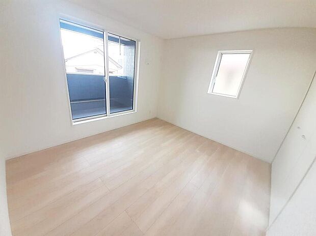 【リビング以外の居室】2号棟
バルコニーに直接アクセスできる居室です!
室内の空気を効率よく入れ替えることができ、夏場や湿気の多い時期には便利です♪