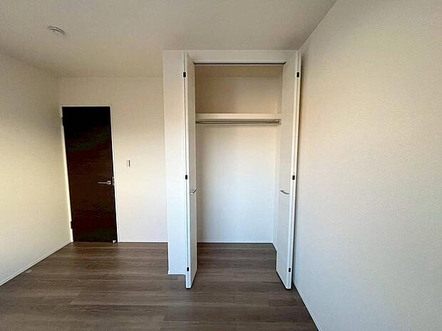 【収納】8号棟
各居室に収納を設けました!
お洋服をたくさんお持ちの方でもたっぷり収納できます。
お部屋を最大限広くご活用いただけます♪