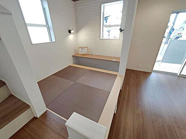 【その他内観】マルチスキップ
リビングには２．５帖のマルチスキップがございます♪
カウンター付きなので、お子様の勉強スペースやちょっとした家事スペースなど、多用途に使う事が出来ます♪