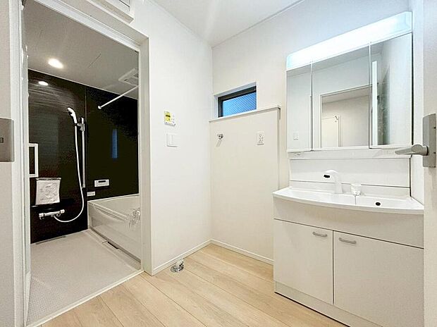 【洗面台・洗面所】１号棟
暮らしを快適にする三面鏡仕様の洗面化粧台。　　　
収納力と機能性に優れた使いやすい設備で、忙しい朝の身支度もスムーズに♪