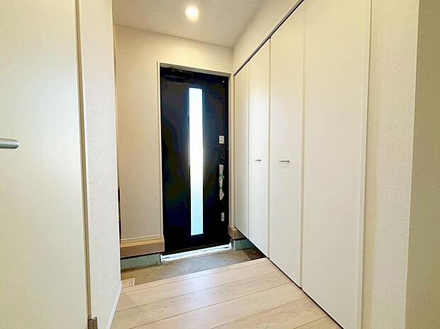 【玄関】１号棟
明るくて清潔感溢れる玄関。
便利なシューズインクローク＆下駄箱収納付きです♪
散らかりがちな玄関もすっきりと片付き、急な来客時でも安心です♪