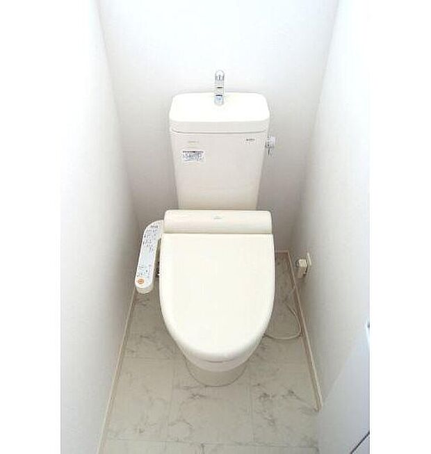 【トイレ】温水洗浄便座ですので「ひやっ」とすることなく快適に過ごせます。