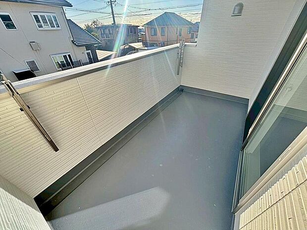 【バルコニー】南面に2つのバルコニーを設けました♪
洗濯物が気持ちよく乾きそうですね。
リフレッシュ空間としても良さそうです♪