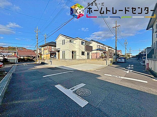 【前面道路含む現地写真】前面道路は閑静な住宅地をはしる車通りの少ない南側約6.05m・西側約6.09mの道路。
しっかり舗装もされているので、ベビーカーや自転車で通っても安心ですね♪