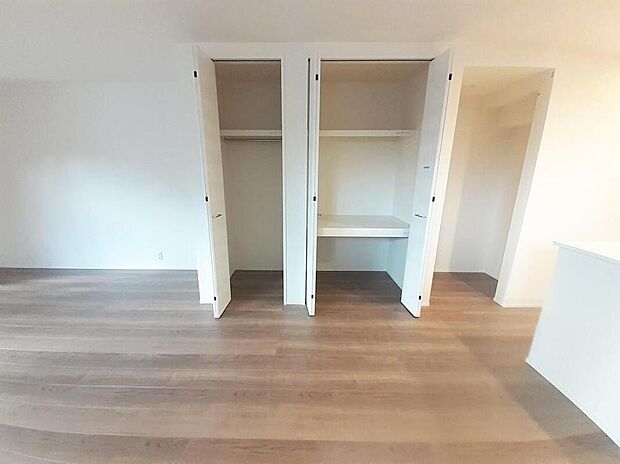 【収納】リビング収納
採光良好な為、晴れの日の日中はいつも明るい室内に。　　　
窓を開放すれば、気持ちの良い風が入り込んできます。