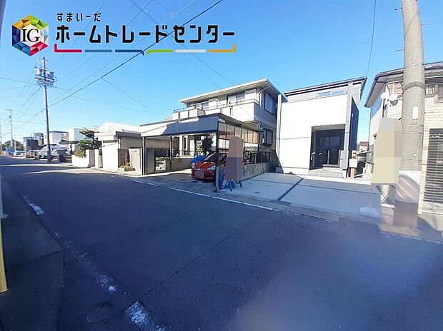 【前面道路含む現地写真】前面は、南側約６．５ｍの道路に接道しています。
車通りも少なく、落ち着いて駐車が可能です♪