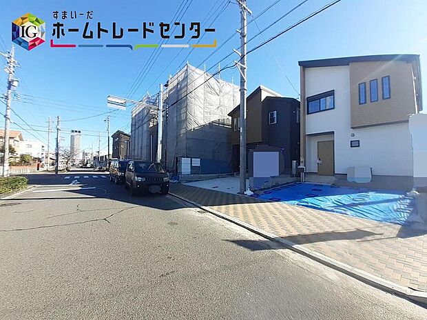 【前面道路含む現地写真】前面は、北側約１２．８４ｍ・南側約５．４６ｍの道路に接道しています。
ゆとりがあり、落ち着いて駐車できます。
しっかり舗装もされているので、ベビーカーや自転車で通っても快適に通行できます。