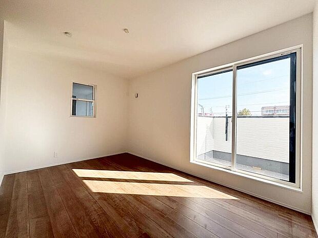 【リビング以外の居室】１号棟
バルコニーに直接アクセスできる居室です！
室内の空気を効率よく入れ替えることができ、夏場や湿気の多い時期には便利です♪