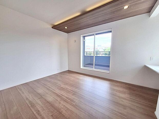 【リビング以外の居室】施工例
全居室2面採光を施した為、晴れの日の日中は、いつも明るい室内に。
窓を開放すれば気持ちの良い風が
入り込んできます。