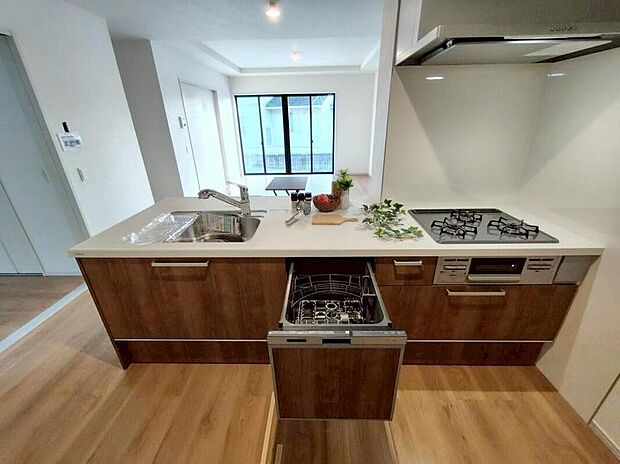 【キッチン】2号棟
収納力豊富なシステムキッチン。
オシャレな折下天井仕様♪
毎日の洗い物がラクになる、便利な食洗機付きです♪
時間を短縮して、家事の時間も確保できます。